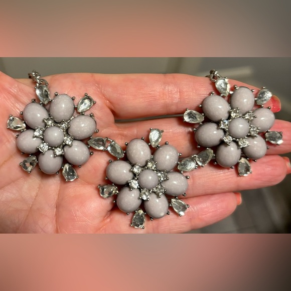 3 Flower Rhinestone  Necklace - Picture 5 of 8